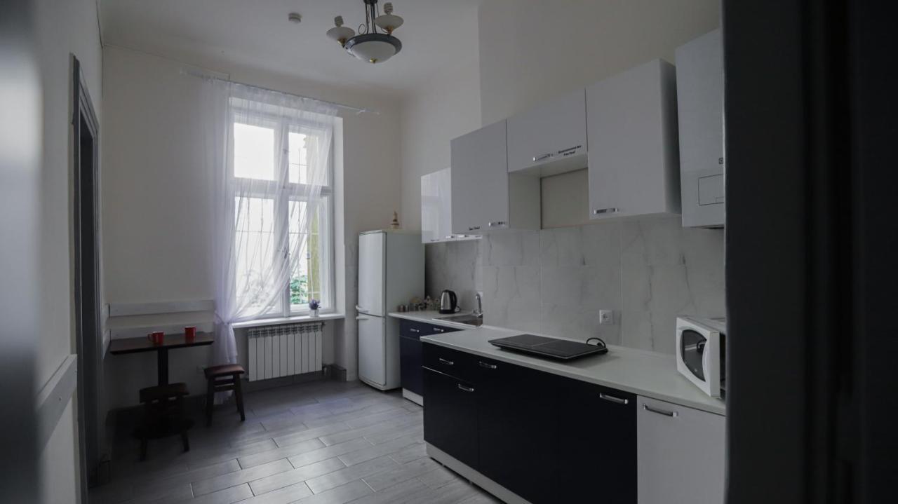Family Hostel Lviv Bagian luar foto